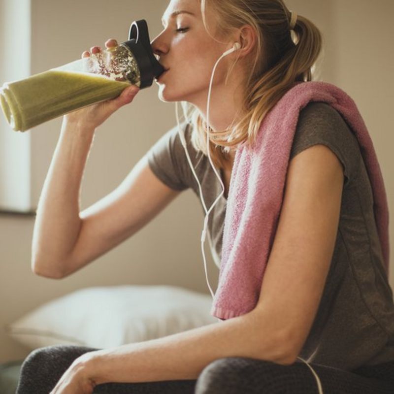 Mujer tomando un batido