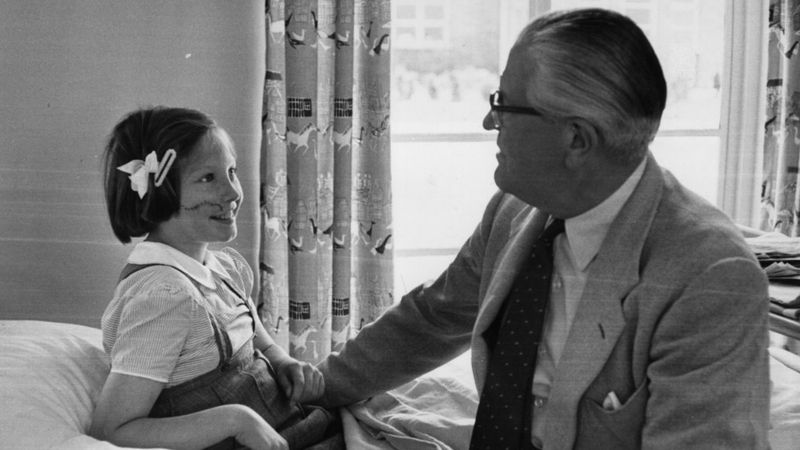 Archibald McIndoe con una de sus niñas pacientes