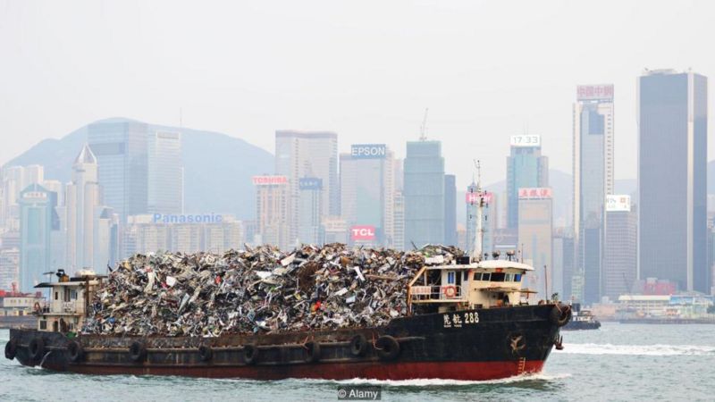 Hồng Kông đã từng xuất khẩu rác thải sang Trung Quốc đại lục, nhưng luật pháp gần đây là nó phải xử lý rác thải của chính mình