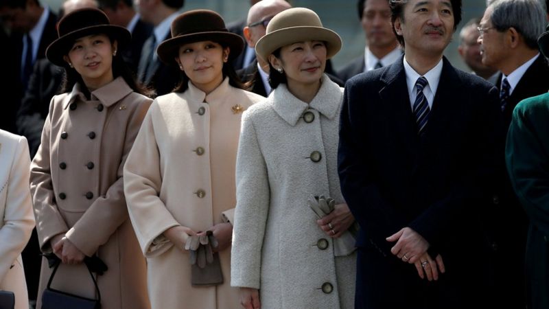 真子公主(左二)和父母。