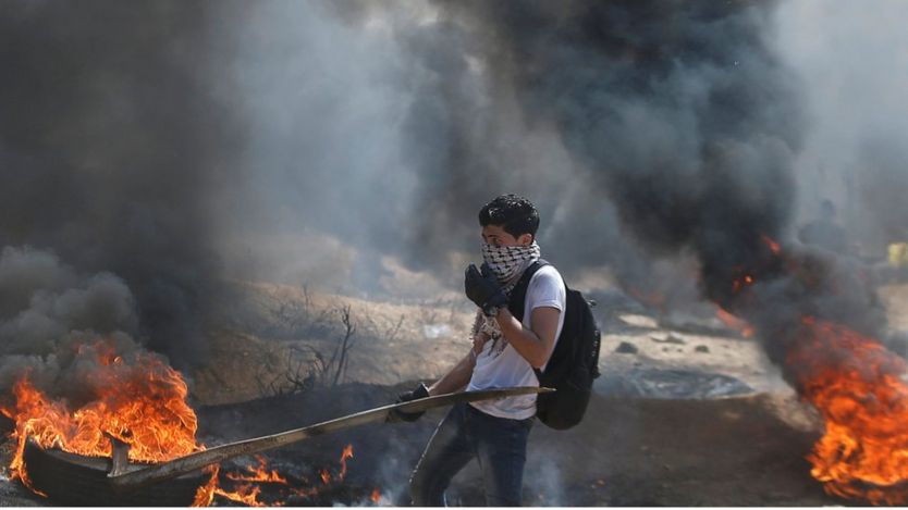 مراهق فلسطيني خلال المظاهرات