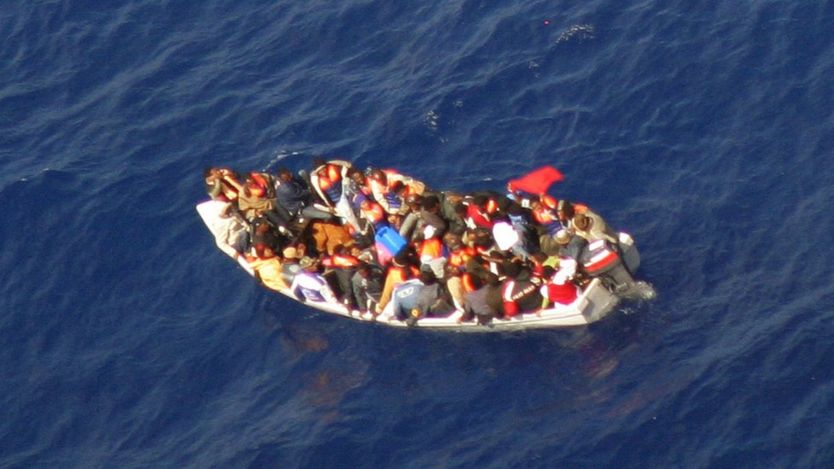 مهاجرون في قارب في البحر