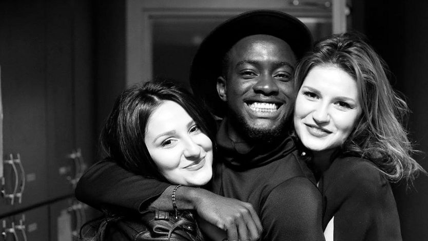 Singer Tobi Ibitoye with two young ladies