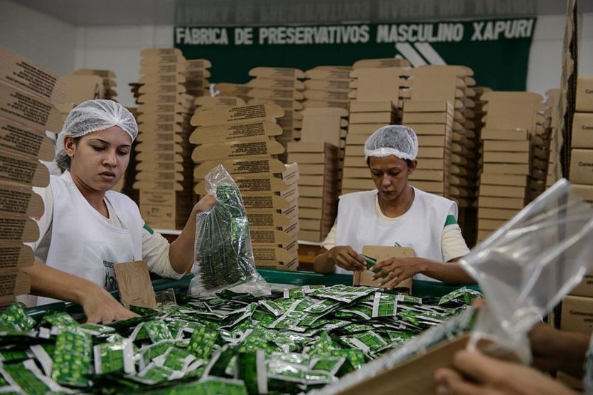 Mujeres en fábrica de preservativos en Brasil.