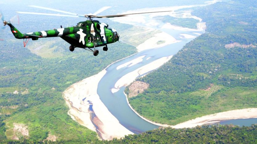 Helicóptero patrulla el VRAEM peruano