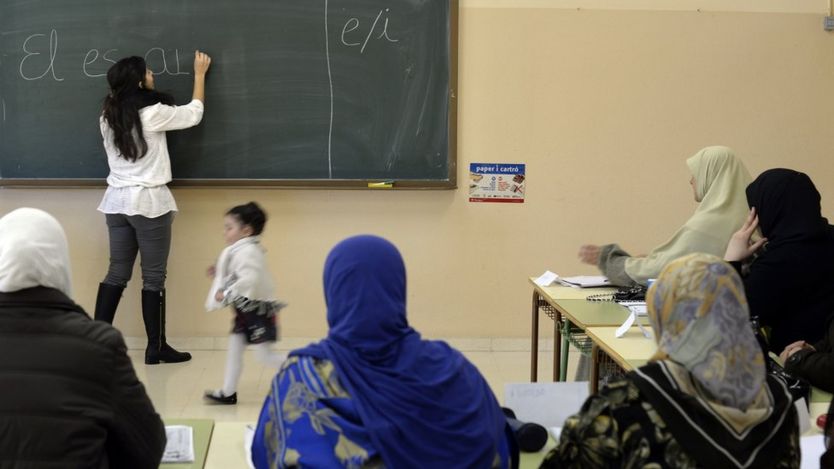 Una clase de español con mujeres que usan velo.