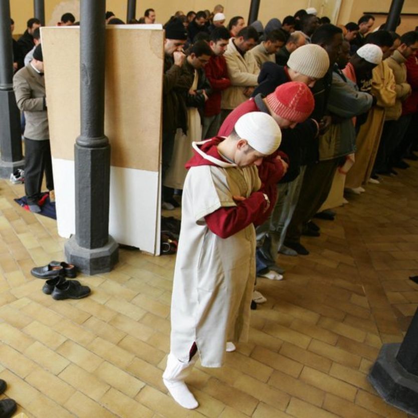 Musulmanes orando en una mezquita cerca de Barcelona