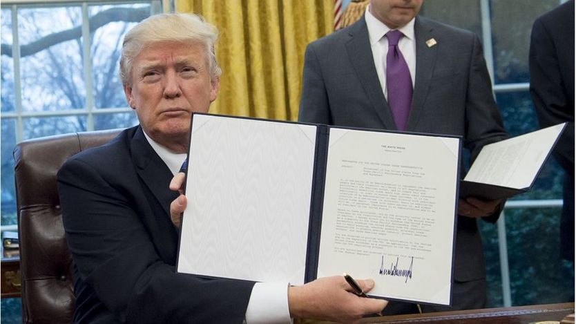 TT Trump ký sắc lệnh để Hoa Kỳ rút khỏi TPP, tại phòng Bầu dục, Nhà Trắng, ngày 23/01/2017.