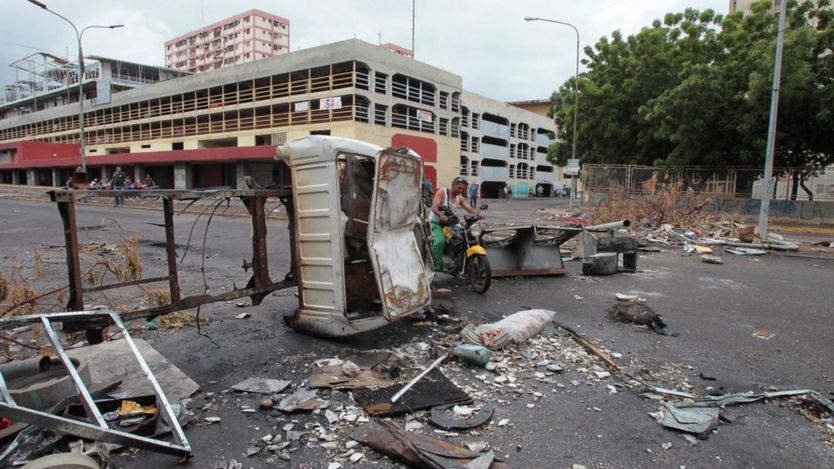 Người biểu tình lập rào chắn trên phố