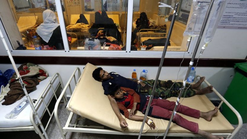 Yemeníes afectados por el cólera reciben tratamiento en un hospital de Saná, Yemen, el 14 de junio de 2017.