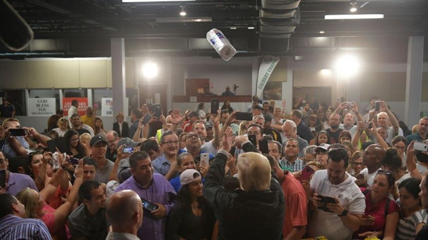 El presidente Trump fue criticado por haber lanzado rollos de papel secante a una audiencia durante su visita a Puerto Rico.