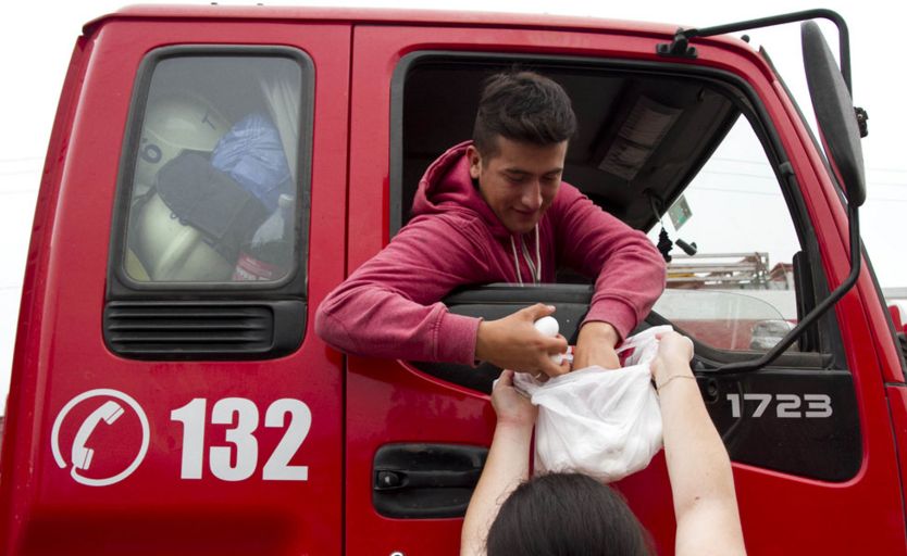 Bomberos reciben ayuda