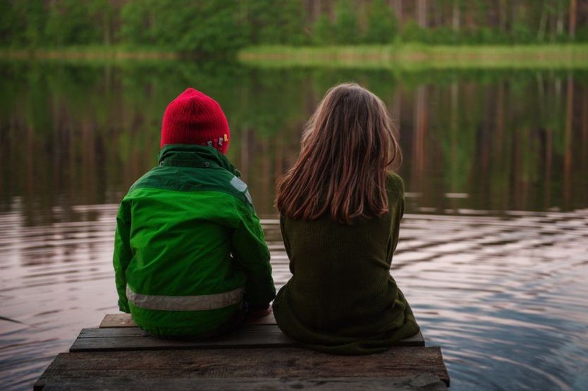 Pareja de niños de espaldas