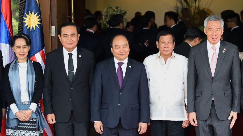 Ngoại trưởng Miến Điến Aung San Suu Kyi, Thủ tướng Thái Lan Prayut Chan-O-Cha, Thủ tướng Việt Nam Nguyễn Xuân Phúc, Tổng thống Philippine Rodrigo Duterte và Thủ tướng Singapore Lý Hiển Long tại Hội nghị thượng định ASEAN tháng Năm 2017.