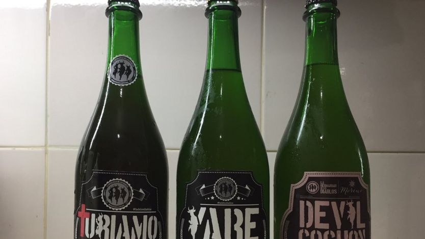 Tres botellas de cerveza