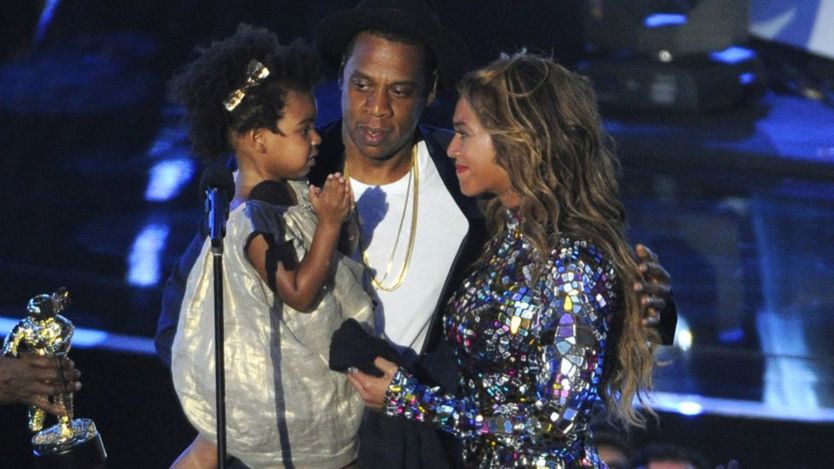 Beyonce en el escenario con su hija y su esposo Jay Z.