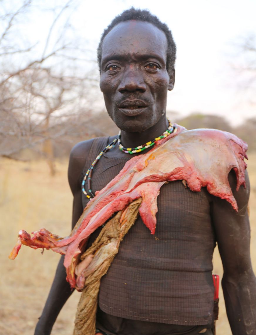 Hadza cargando carne