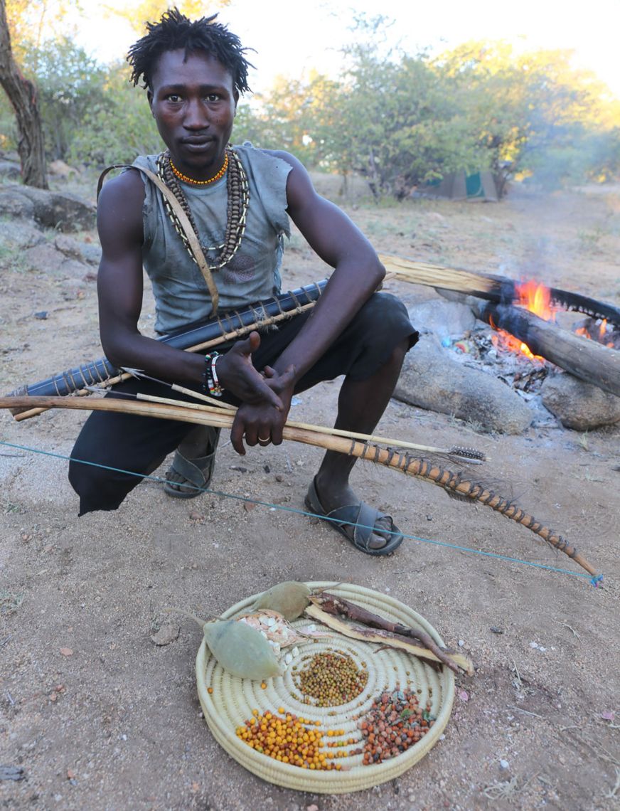 Hadza con varias frutas y bayas.