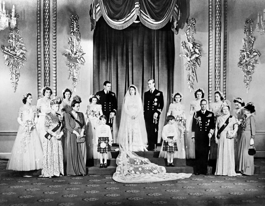Thành viên gia đình hoàng tộc Anh và khách mời chụp ảnh cùng Công chúa Elizabeth và Hoàng tử Phillip tại Phòng Ngai vàng trong Cung điện Buckingham trong ngày cưới của họ 20/11/1974