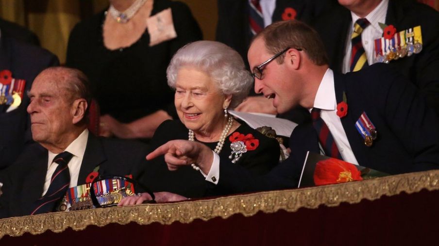 Nữ hoàng và Hoàng tế cùng Hoàng tử William dự Lễ hội Tưởng niệm Liệt sĩ thường niên ở Phòng hòa nhạc Royal Albert Hall năm 2015.