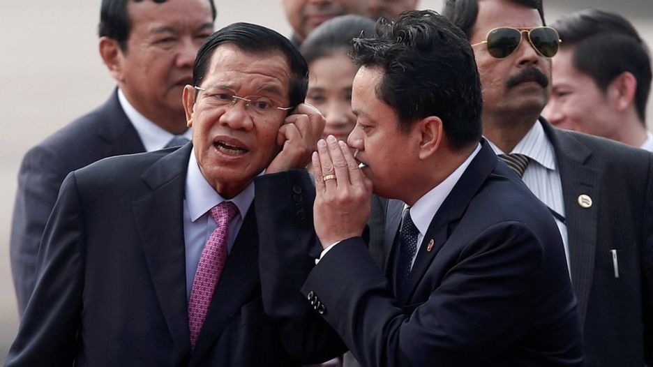Thủ tướng Hun Sen Campuchia nói chuyện với một quan chức sau khi đến san bay ở New Delhi, Ấn Độ hôm 24/1.