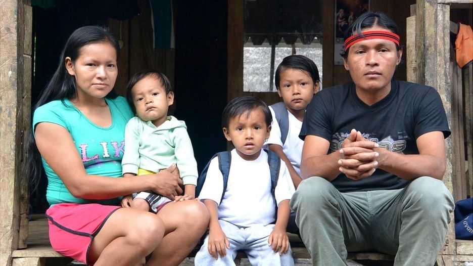 Mario Gualinga y su familia