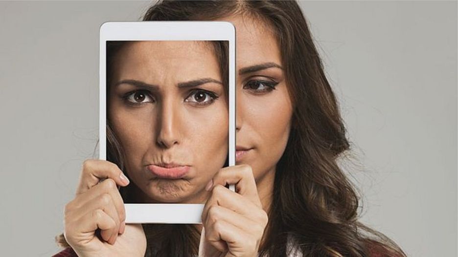 Mulher usa tablet para fazer selfie