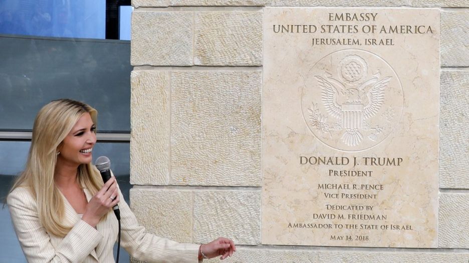 Ivanka Trump frente a la placa que conmemora la inauguraciÃ³n de la embajada de EE.UU. en JerusalÃ©n