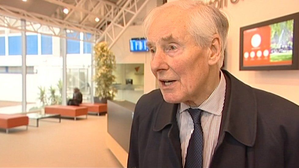 Ex-chairman Sir Adrian Cadbury dies aged 86 - BBC News