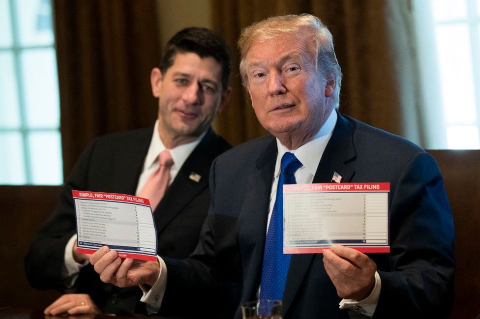 Trump con dos tarjetas de impuestos