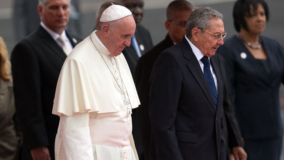 Papa Francisco junto a Raúl Castro