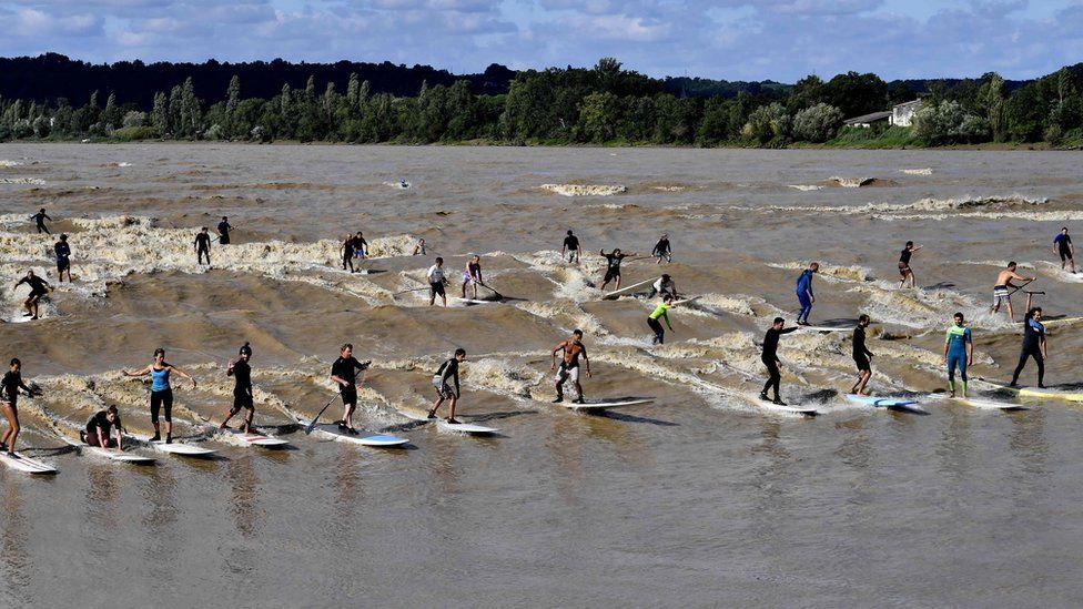 Varias personas salieron a surfear y remar en una gran ola de marea en el río Dordoña