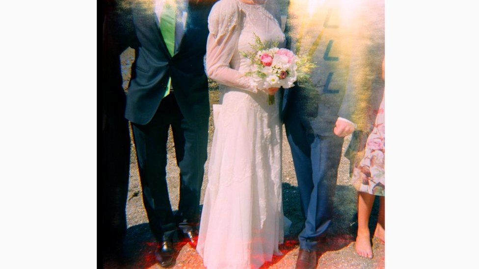 Британский фотограф Эмма Кейс предлагает услуги съемки свадеб "Хольгой" - для тех, кто ценит теплую аналоговую гамму
