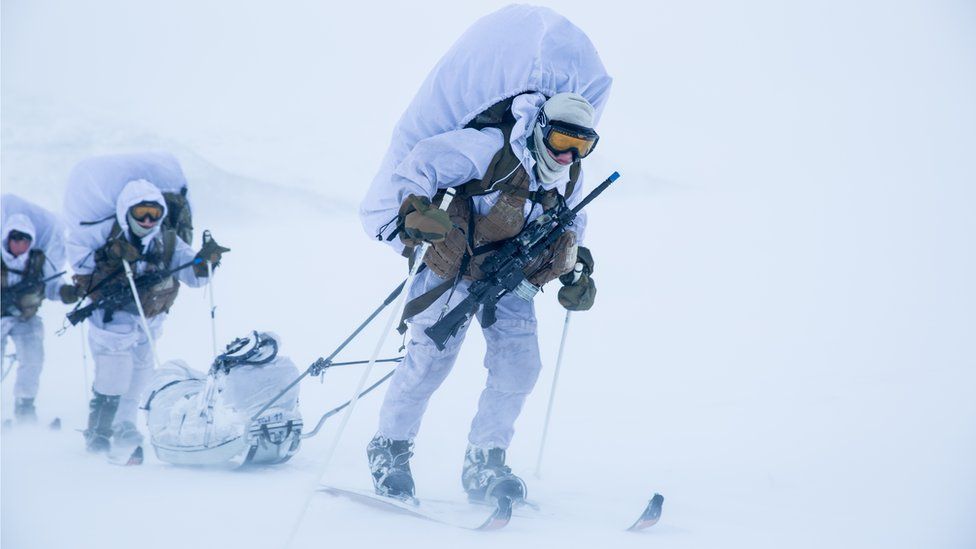 Female soldiers on cross-country skis