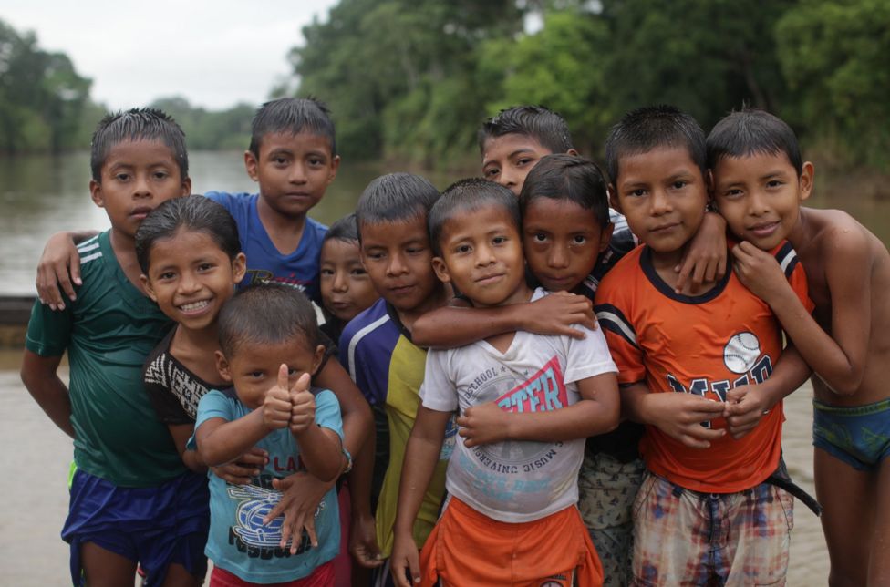 Niños en la lluvia