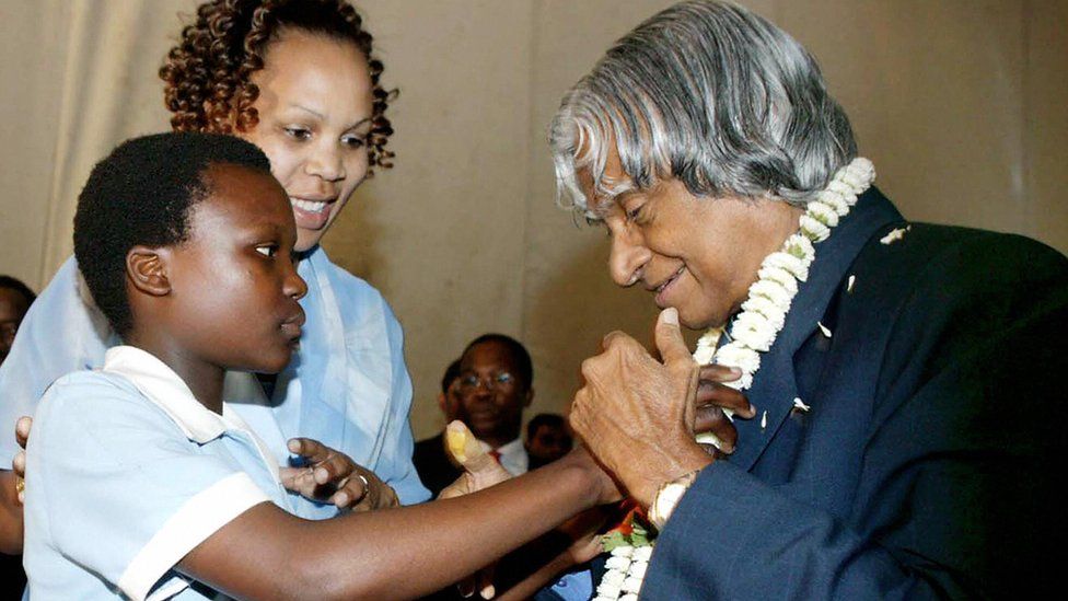 கலாமிற்கு மாலையிடும் குழந்தை