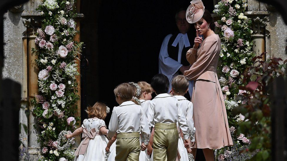 Герцогиня Кембриджская с дочкой и пажами/ AFP