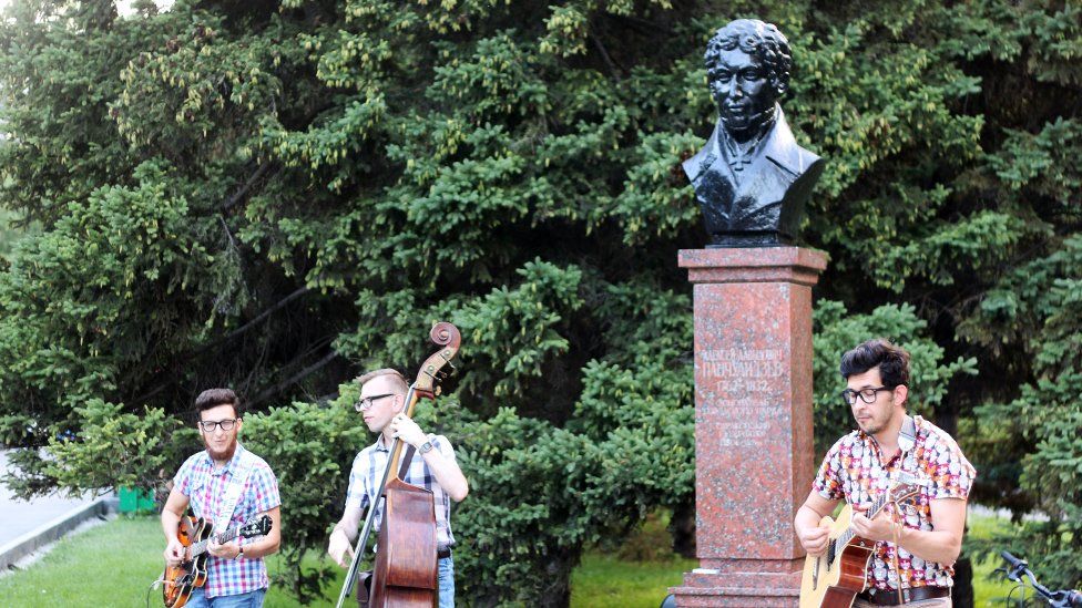 Группа The Frozen Gold выступает в городском парке на фоне памятника саратовскому губернатору начала XIX века Алексею Панчулидзеву.