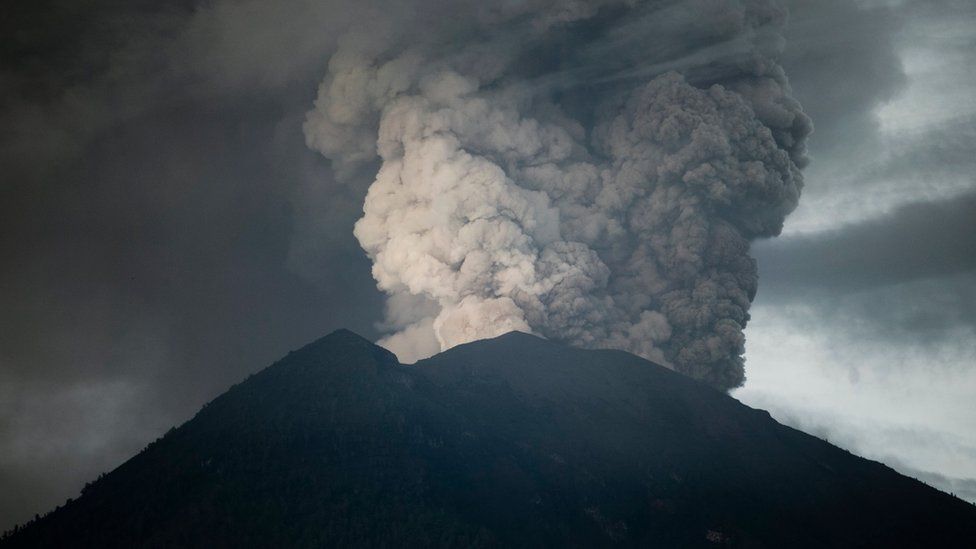 epa06353157 The Mount Agung volcano spews hot volcanic ash, as seen from Datah, Karangasem, Bali, Indonesia, 27 November 2017.