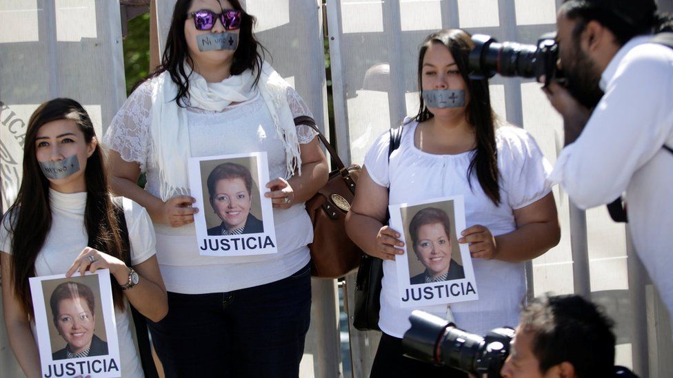 Gazeteciler Meksika'daki Ciudad Juarez'deki Başsavcının (PGR) dışındaki Meksikalı gazeteci Miroslava İhlalinin öldürülmesine karşı protesto gösterileri düzenledi