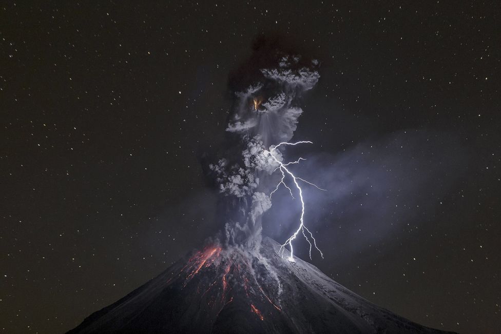 Colima volkanının 13 Aralık 2015'teki patlayışı