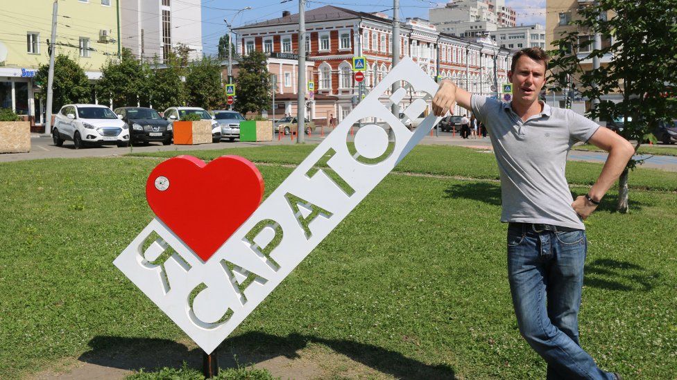 Предприниматель Николай Асафьев стоит у знака "Я люблю Саратов"