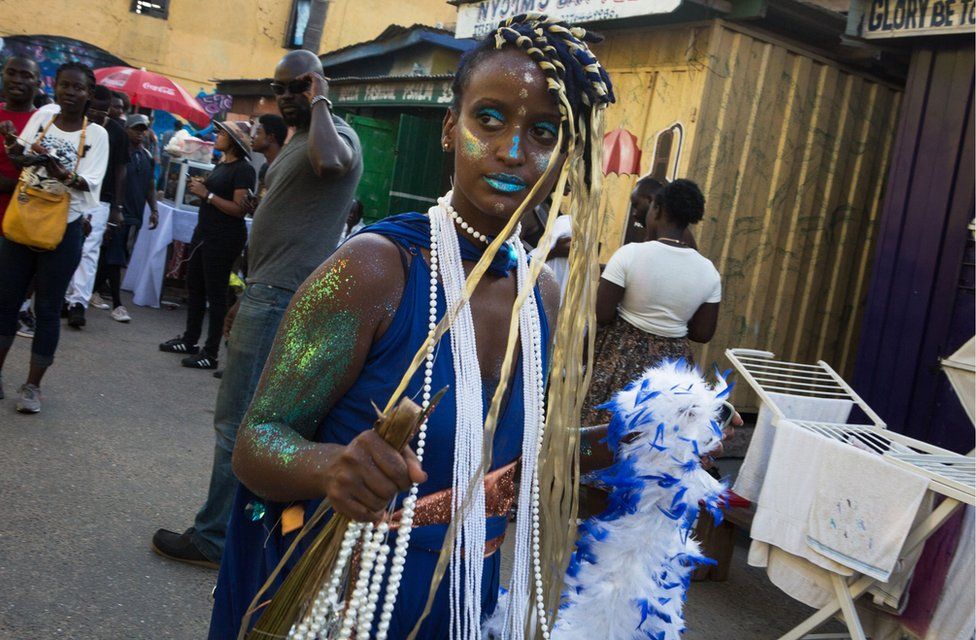 Waa Sawir la qaaday 19 August, 2017 oo muujinaya haweeney qabta dhar midabbo leh intii laguguda jiray dabbaaldegga sannadlaha ah ee Chale Wote Street Art Festival oo ka dhacay James town, Accra.