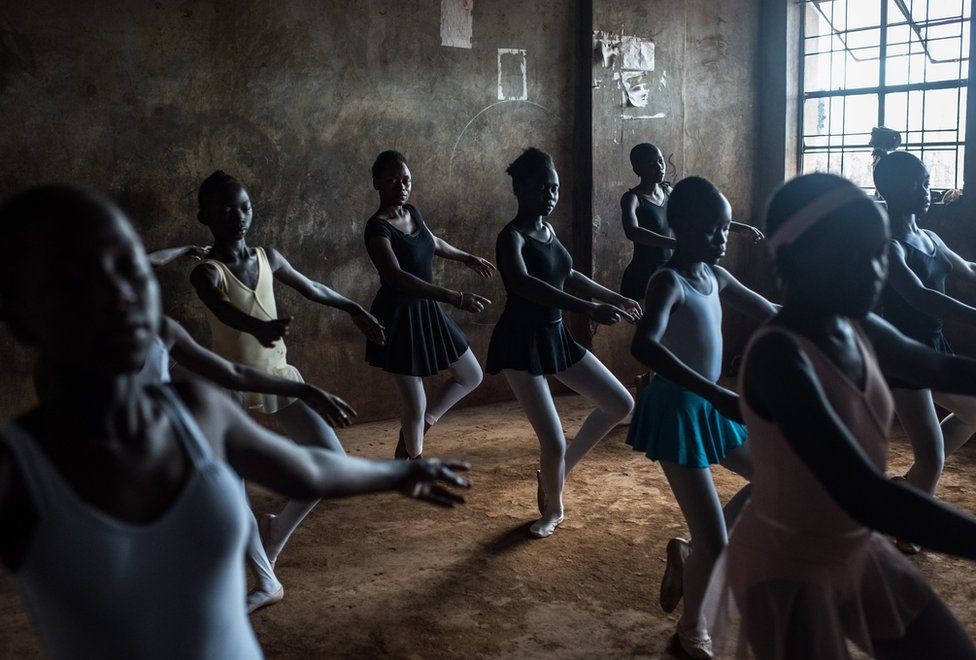 занятие балетом в кенийской школе
