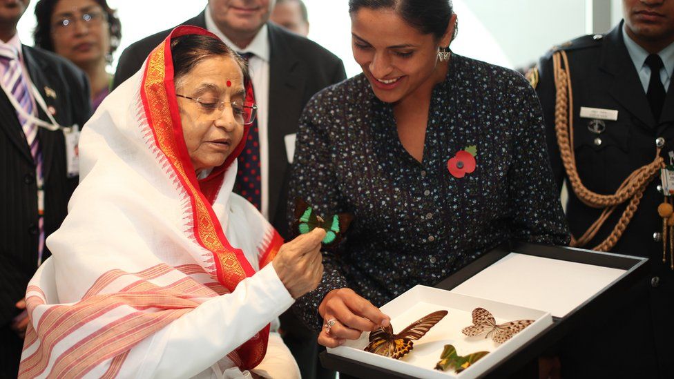 Huertas mostrándole mariposas de India a la expresidenta de ese país, Pratibha Patil.