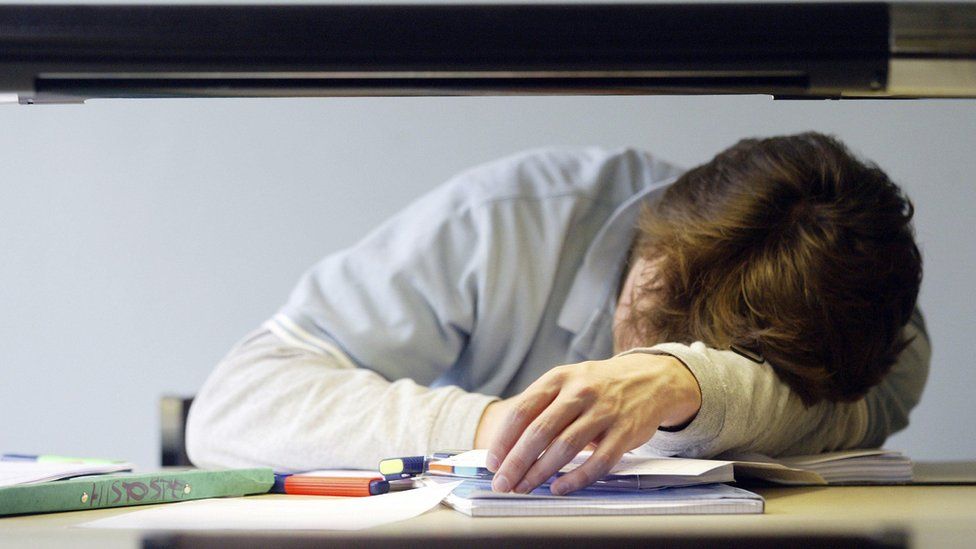 Sleep scientists' wake-up call for later school starts - BBC News