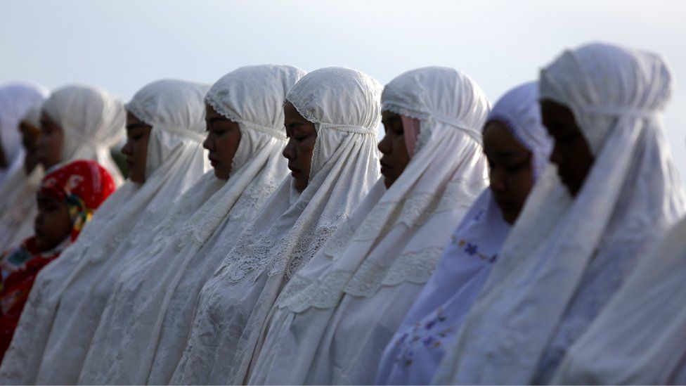 Msururu wa wanawake waliovalia mavazi meupe wakati wa ibada ya Eid al Adha katika jimbo la Banda Aceh