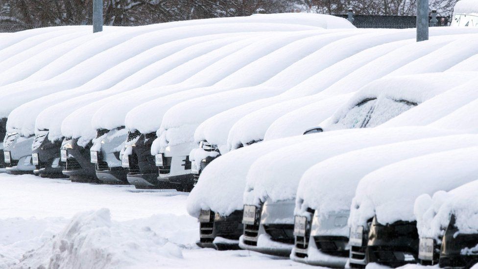 Autos cubiertos por nieve en Alemania.