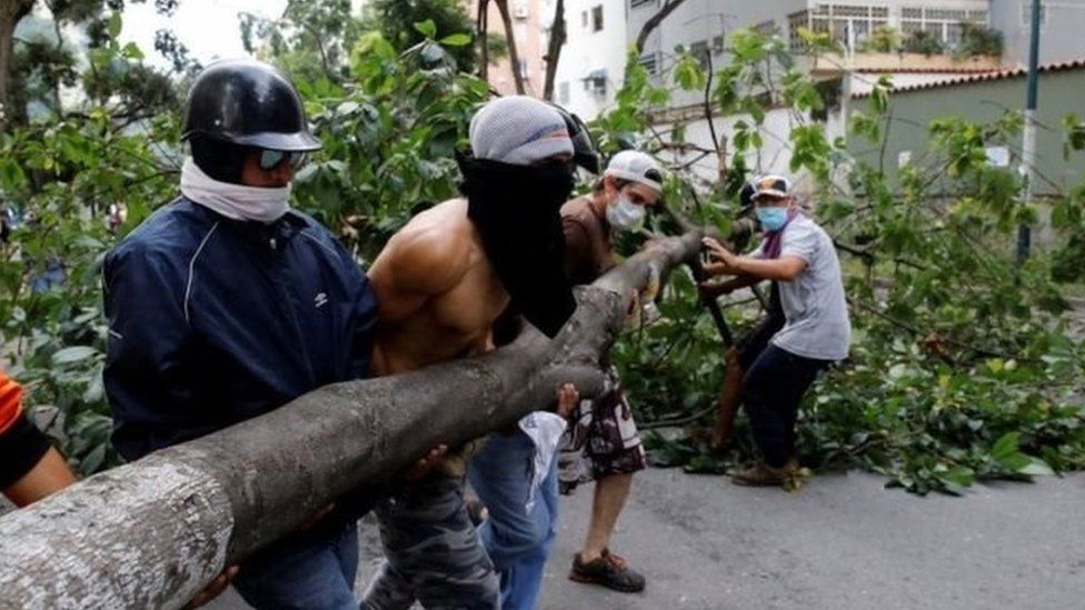 Những người thuộc phe đối lập dùng cây chặn đường phố thủ đô Cacaras