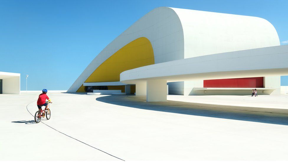 Культурний центр Оскара Німеєра в Авілес